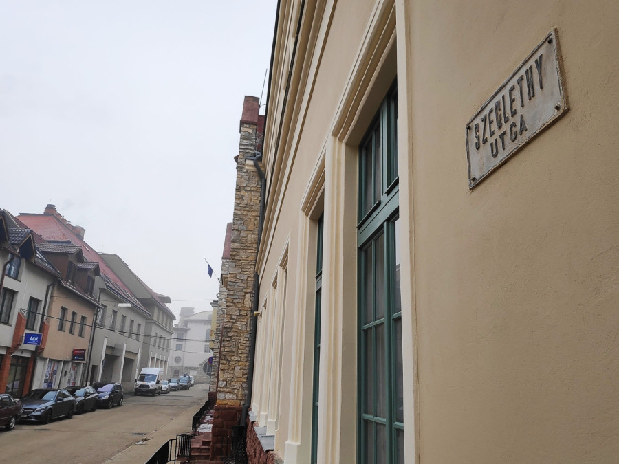 Az utcanév változik, de a tábla marad