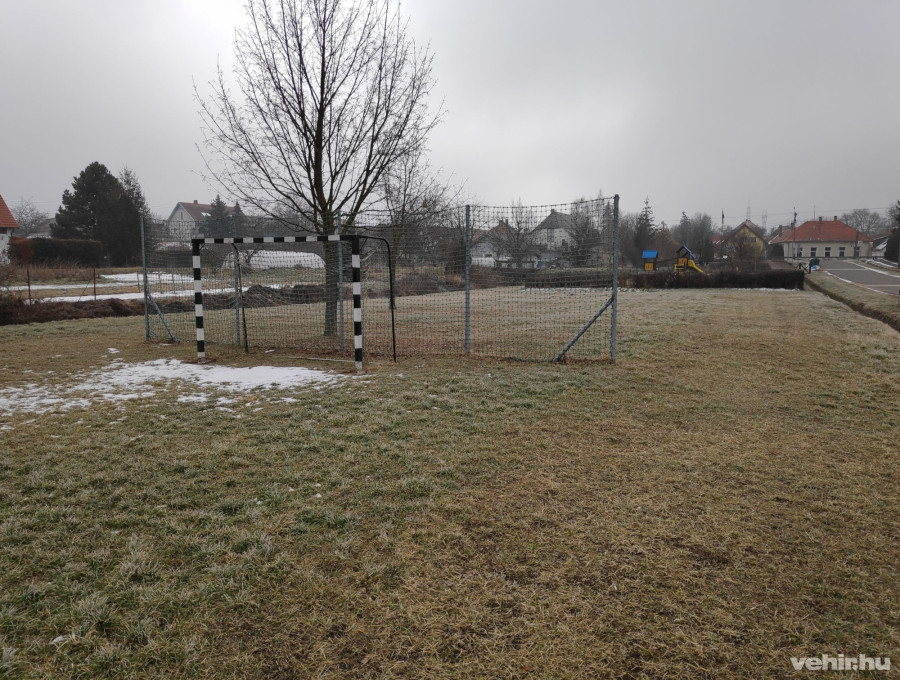 Nevet kap a kádártai park