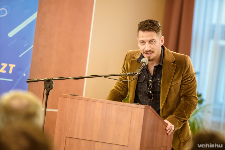 Vastag Csaba is mikrofont ragad majd, csak lazábban