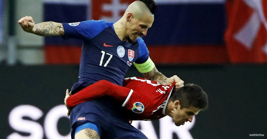 Nagy Ádám (j), a magyar és Marek Hamsik, a szlovák válogatott játékosa a labdarúgó Európa-bajnoki selejtező mérkőzésen a felvidéki Nagyszombatban (Trnava) 2019. március 21-én. Szlovákia - Magyarország 2-0. MTI/Illyés Tibor 