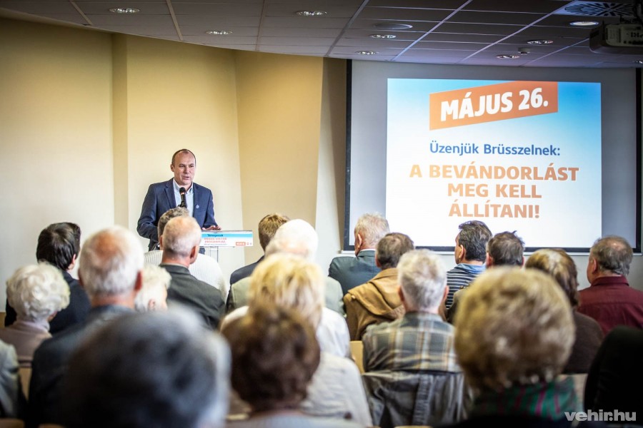 Porga Gyula polgármester a május 8-án tartott fórumon