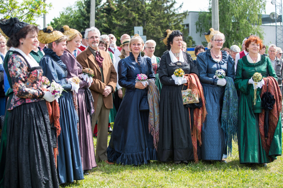 az újraavatásra veszprémi és passaui társaságok és egyesületek is eljöttek