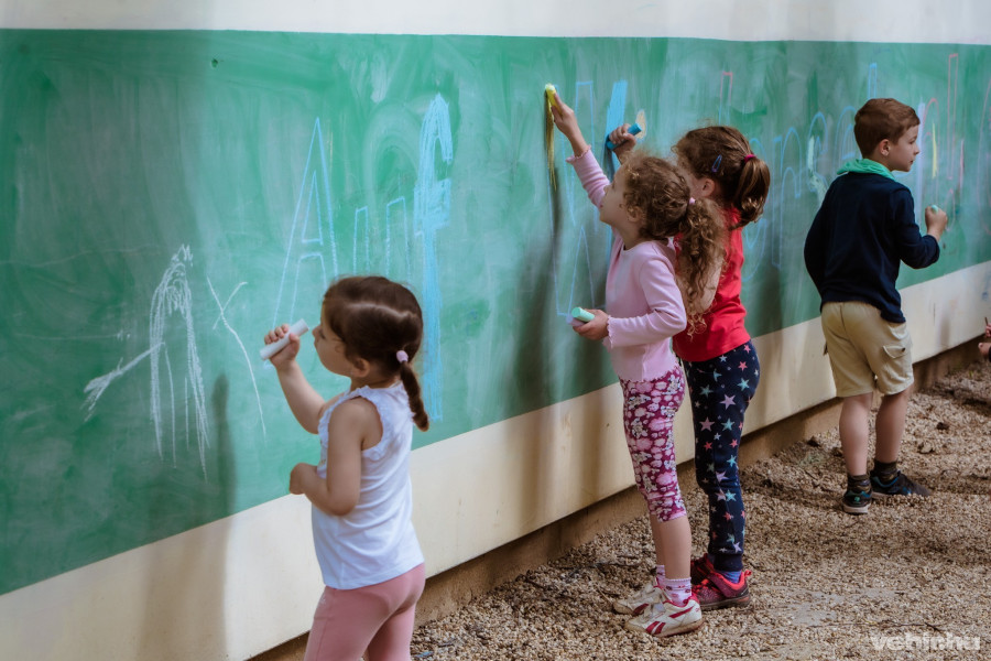 A gyerekek az épület falán színezték a búcsú üzenetet: