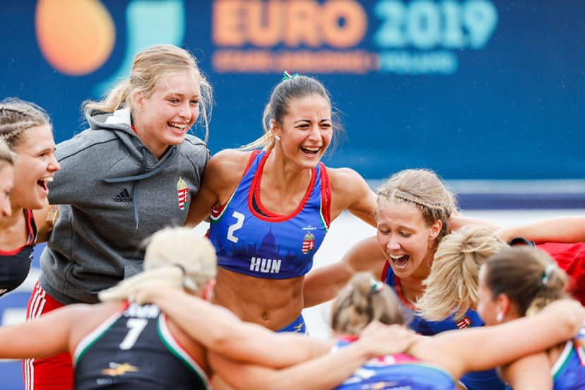 Ezüstérmes lett a női strandkézilabda válogatott - Fotó: MKSZ Facebook