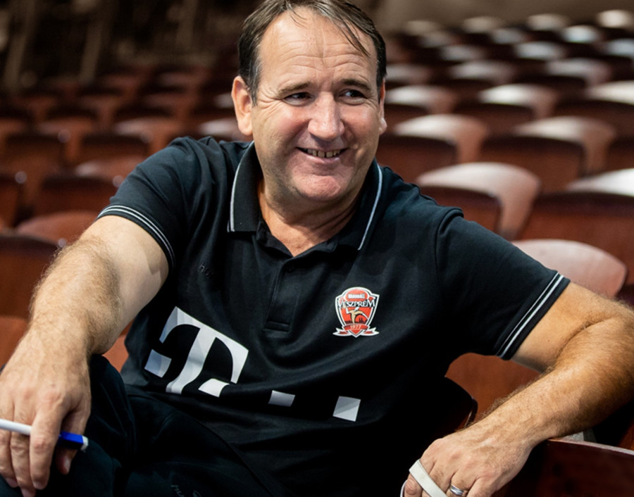 Gulyás István  irányítja a férfi kézilabda-válogatottat (archív fotó)