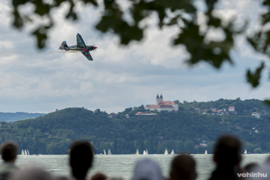 A cseh Petr Kopfsten repül a Balaton felett a Red Bull Air Race magyarországi futamának időmérő edzésén Zamárdiban 2019. július 13-án. MTI/Sóki Tamás