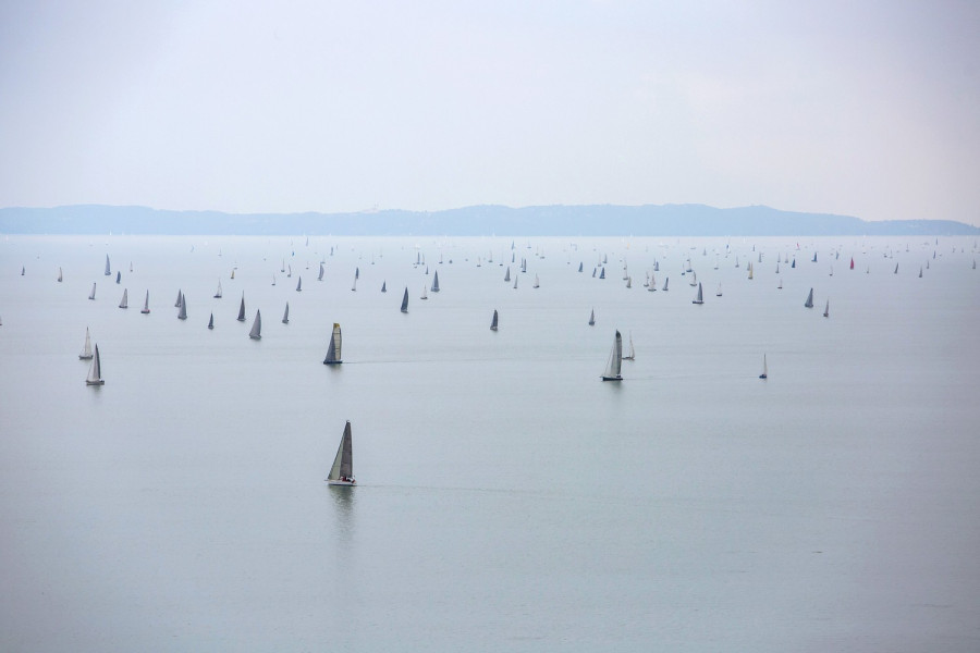 Az 51. Kékszalag Nagydíj tókerülő vitorlásverseny mezőnye Balatonkenesénél 2019. július 18-án. MTI/Varga György