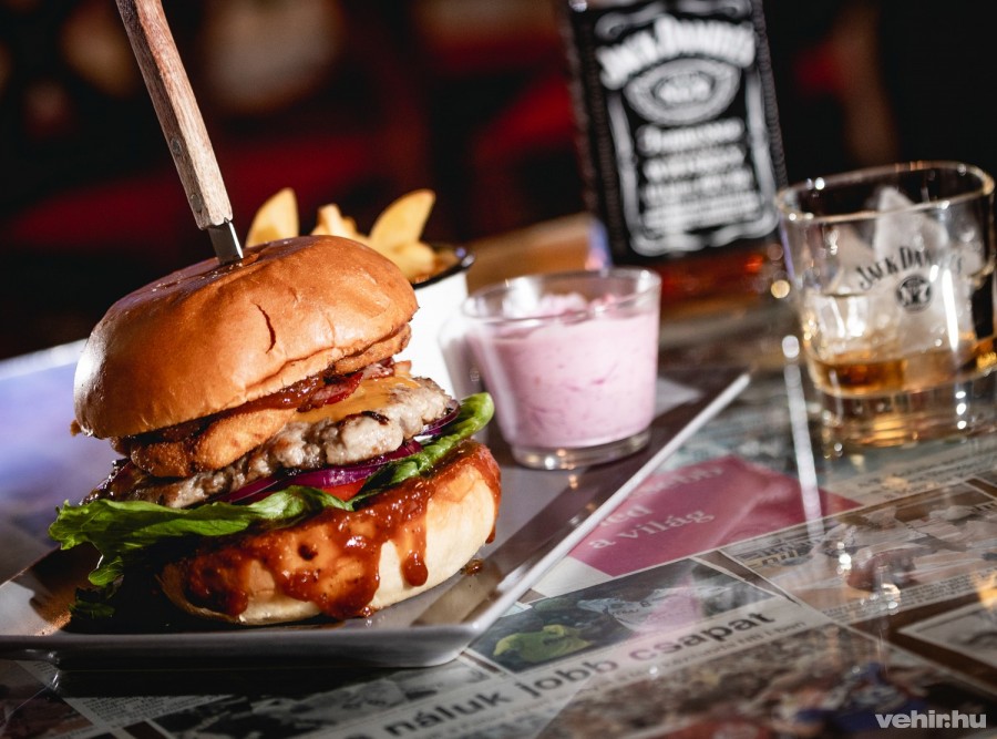 A Jack-burger az egyik legnépszerűbb étel a GRUND-ban