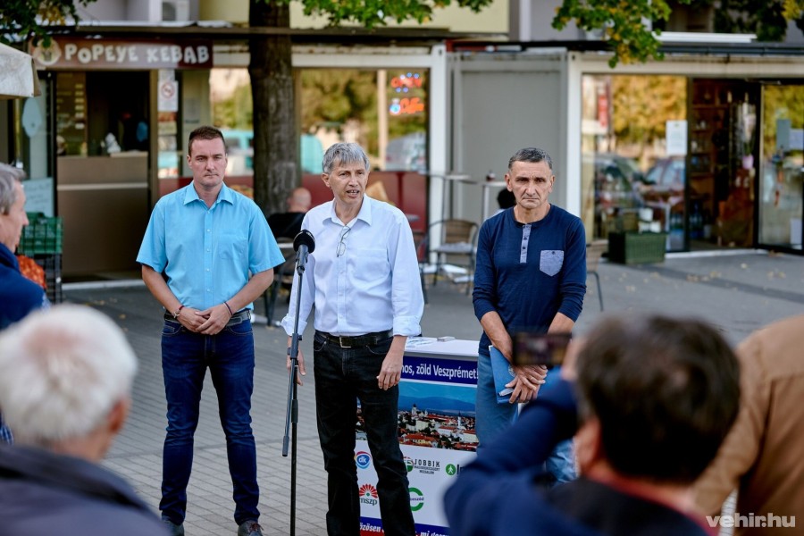 Mihályi Balázs, Katanics Sándor és Zakar Csaba a 2019. október 1-én tartott sajtótájékoztatón a Jutas ABC előtt