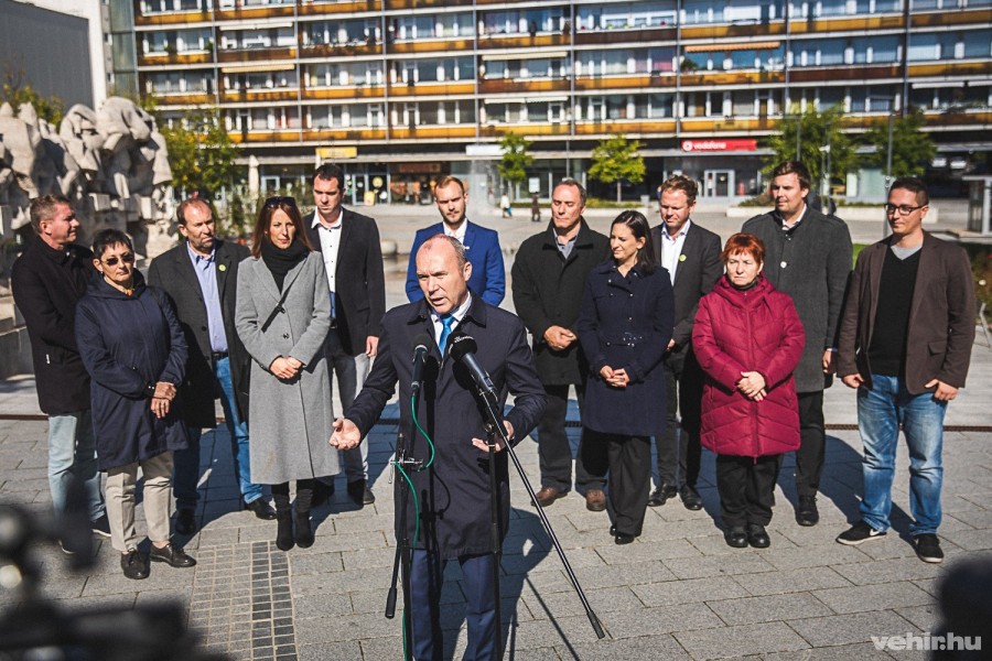 Porga Gyula a Fidesz-KDNP jelöltjeivel tartott kampányzáró sajtótájékoztatót október 10-én a belvárosban