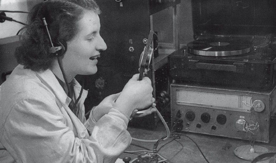 Kampós Klára a rádióban (fotó: Az 1956-os forradalom és szabadságharc nyomában c. kiadvány)