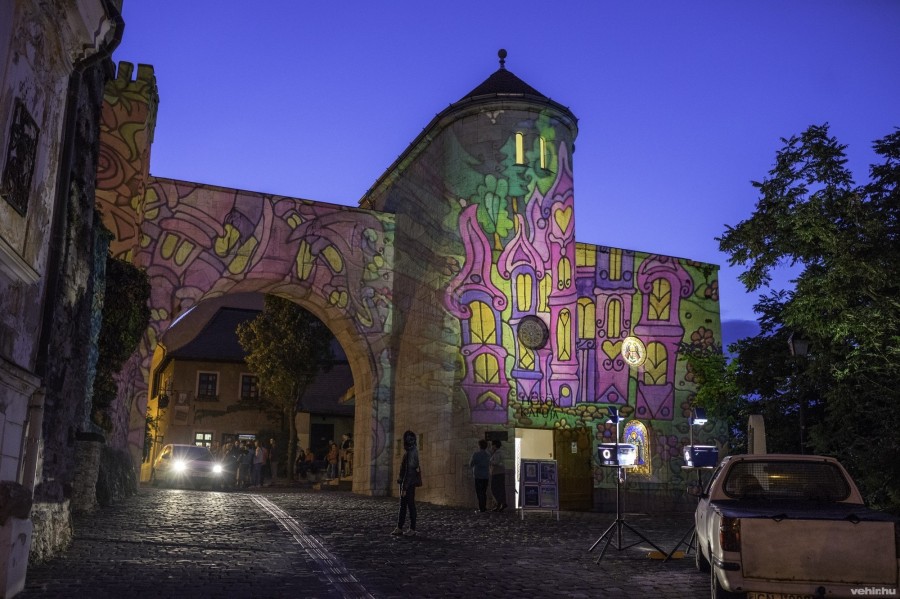 Veszprémben is találkozhattunk már látványos fényfestéssel, például a Hősök kapujánál