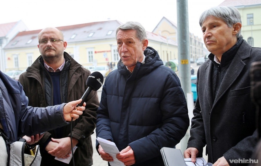 Gerstmár Ferenc, Hartmann Ferenc és Katanics Sándor ellenzéki képviselők egy korábbi sajtótájékoztatón, amikor bejelentik, hogy ellenzéki közmeghallgatást kezdeményeznek