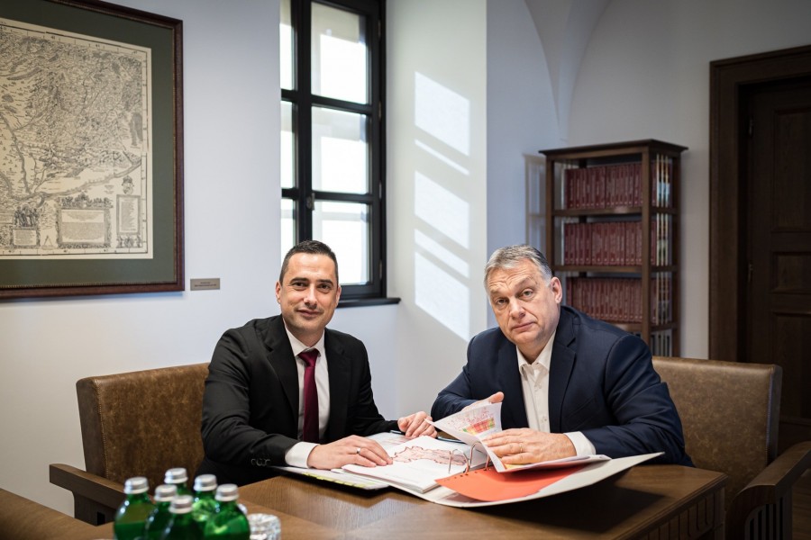 Ovádi Péter és Orbán Viktor részletesen átnézték a Modern Városok Program fejlesztéseit (fotó: Benkő Vivien Cher / Miniszterelnöki Kabinetiroda)
