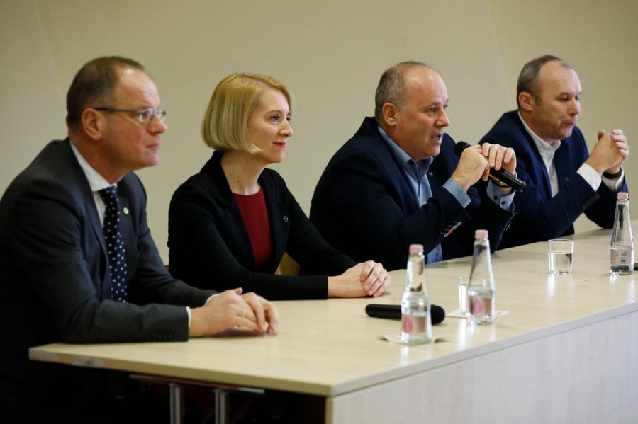 Dr. Navracsics Tibor, Markovits Alíz, Mészáros Zoltán és Porga Gyula a sajtótájékoztatón