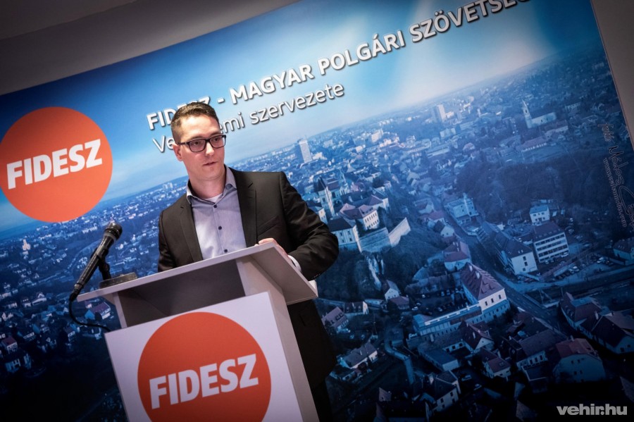 Pálinkás Roland a Fidesz-KDNP veszprémi frakcióvezetője a sajtótájékoztatón