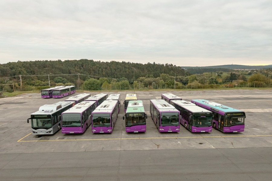 Ezek a buszok pár hónapja még Veszprém utcáit rótták, hamarosan a menekültek és az adományok szállításában veszik hasznukat