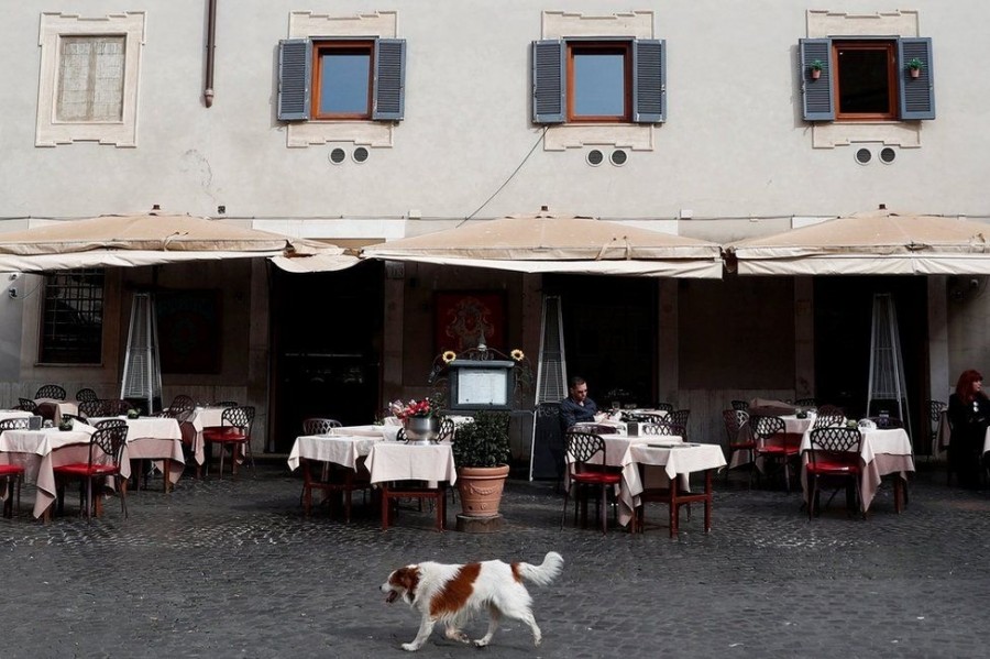 Egy kutya halad egy üres étterem előtt a római Trastevere környéken (kép: Reuters)