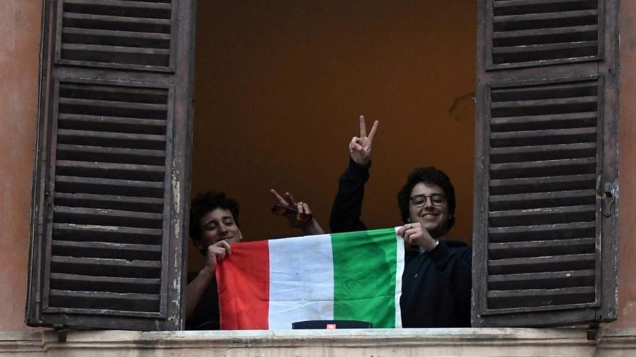 Az olaszországi városokban Flashmob-okat szerveznek a pozitív morál fokozása érdekében a koronavírus-válság idején. Fotó: Reuters