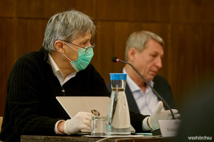 Több képviselő, köztük Katanics Sándor is szájmaszkban és védőkesztyűben vett részt a közgyűlésen
