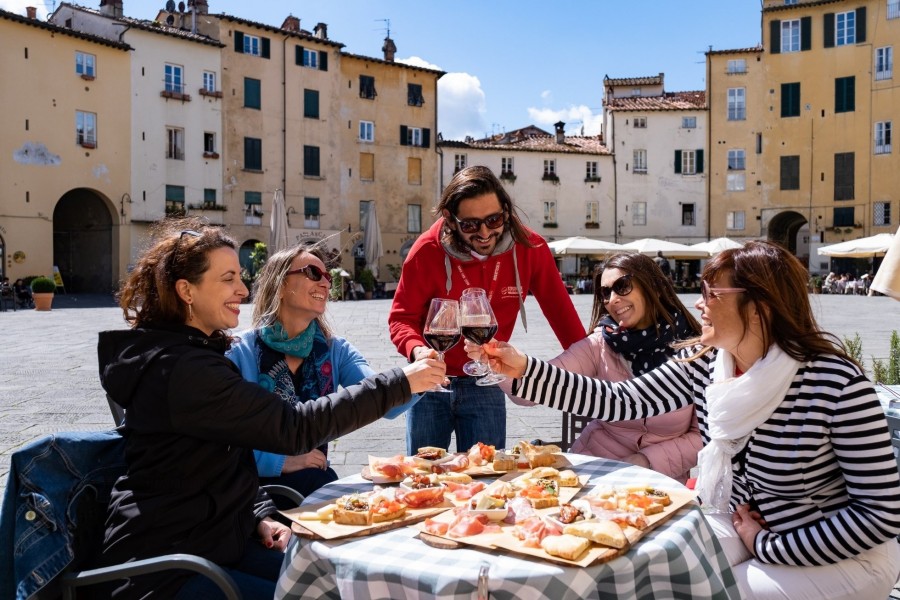 Az olaszok életében az aperitivo egy olyan hagyomány, amit mindennap gyakorolnak (fotó: urbanadventures.com)
