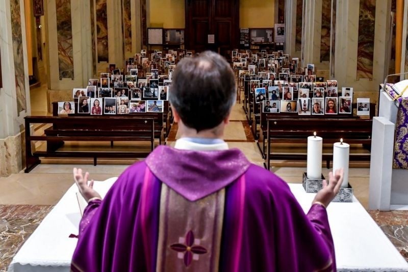 Az olasz pap, aki hívei képét kirakta az üres templomba (fotó: wantedinmilan.com)