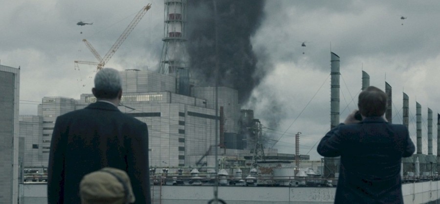 Részlet az HBO-n futó Csernobil című sorozatból, a háttérben az atomerőmű felrobbant 4-es reaktora