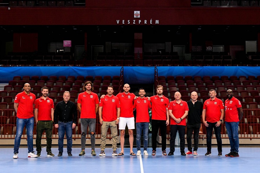 Szűk körben búcsúztak a távozó játékosoktól - Fotó: handballveszprem.hu