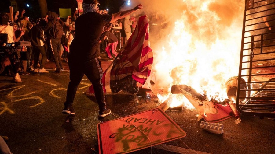 Riasztó képsorok az erőszakba torkolló tüntetésekről (fotó: centipedenation.com)