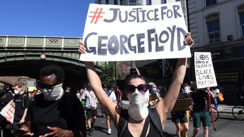 A tüntetők "Igazságot George Floyd-nak" feliratot tűzték a zászlajukra szerte a világon