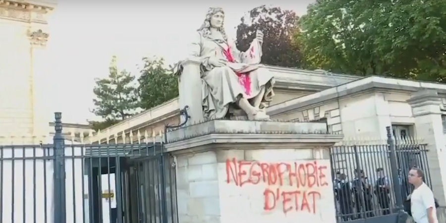Colbert megrongált szobra Párizsban (fotó: MTI)