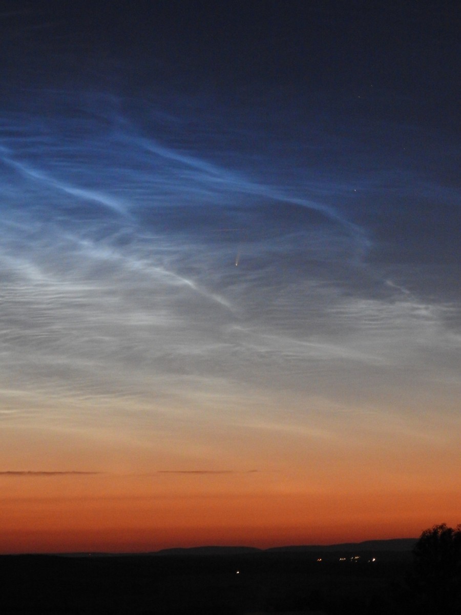 A C/2020 F3 (NEOWISE) éjszakai világító felhők között [saját fotó]