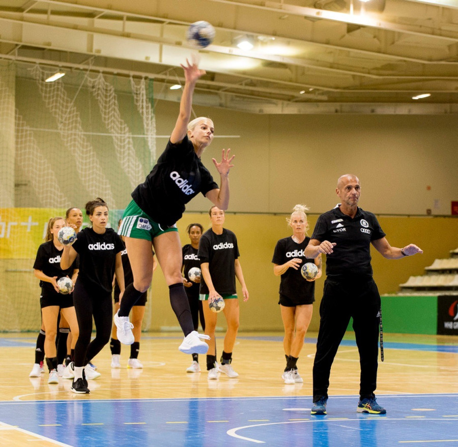 Amanda Kurtovic (k) és Danyi Gábor (j) vezetőedző a Győri Audi ETO KC női kézilabdacsapat sajtónyilvános edzésén a győri Audi Arénában 2020. július 13-án. MTI/Krizsán Csaba