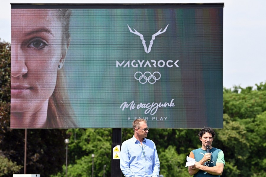 Kulcsár Krisztián, a Magyar Olimpiai Bizottság (MOB) elnöke (b) és Vékásssy Bálint, a MOB főtitikára az új magyar szurkolói márka, a "Magyarock" bemutatóján a Kincsem Parkban 2020. július 24-én. A márkával az együvé tartozást szeretnék kifejezni és a 16-35 éves korosztályt igyekeznek megcélozni. MTI/Illyés Tibor