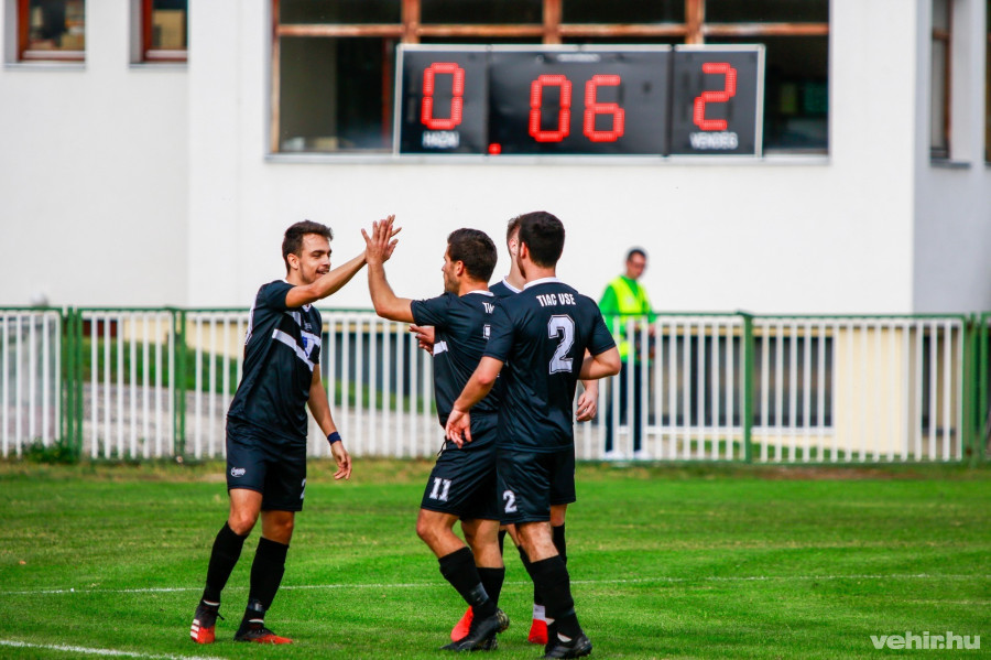 Könnyed győzelmeket arattak az együttesek (archív fénykép)