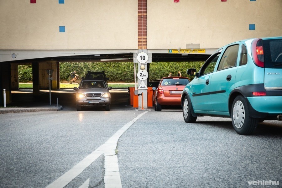 A Balaton Pláza parkolója miután fizetőssé vált, az autósok inkább a környező utcákban teszik le gépjárműt
