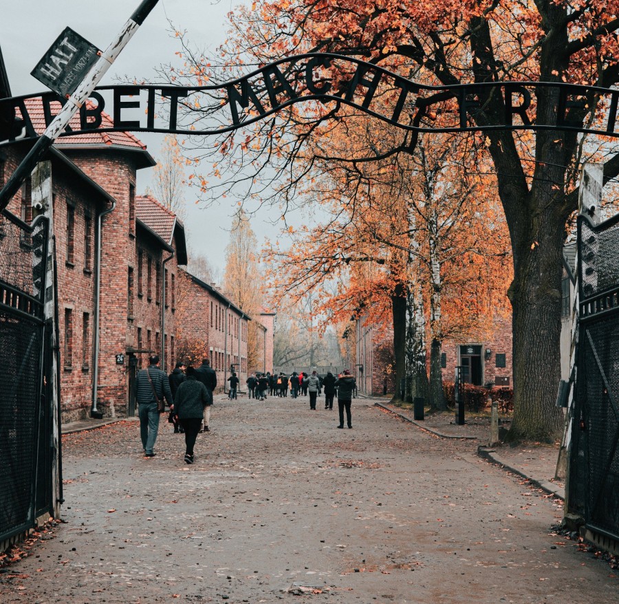 Turisták Auschwitzban (Jean Carlo Emer / Unsplash)