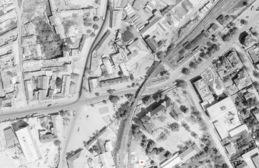 Veszprém belvárosa 1964-ben: a Budapest úti nagy körforgalom helyén még épületek és vasútvonal, a Vásárcsarnoknak hűlt helye sem látszik. Fentrol.hu.