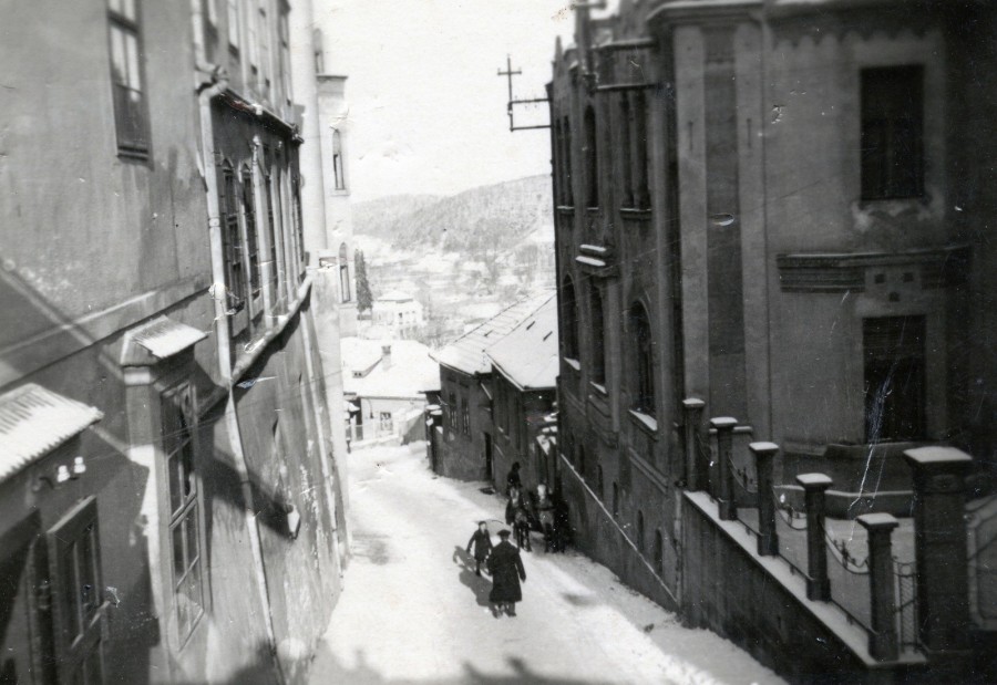 A veszprémi Ányos Pál utca az Óváros térről nézve 1940-ben. A kép adományozója: Karabélyos Péter.