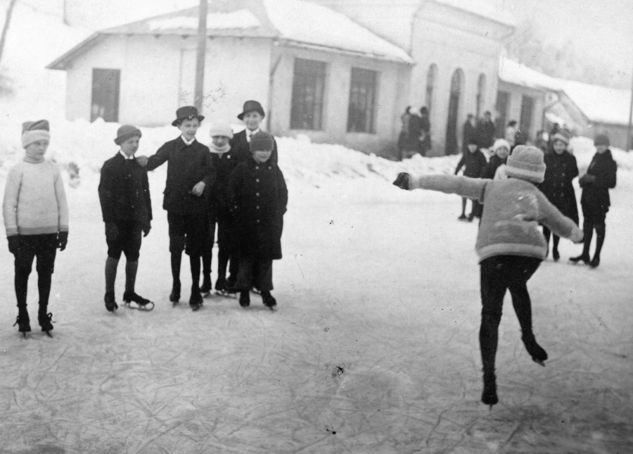 A veszprémi Erzsébet liget jégpálya 1939-ben. A kép adományozója: Karabélyos Péter.