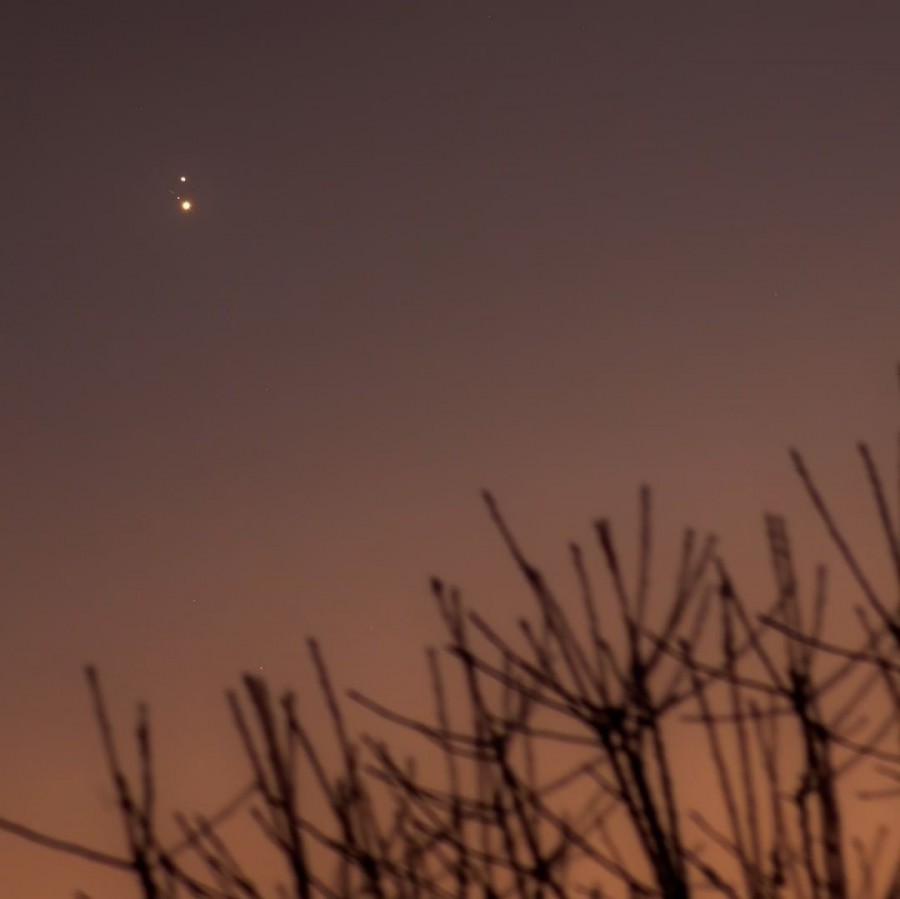 Már kis nagyításnál is látszanak a Jupiter holdjai (Foto:  @valeriano_antonini / Instagram)