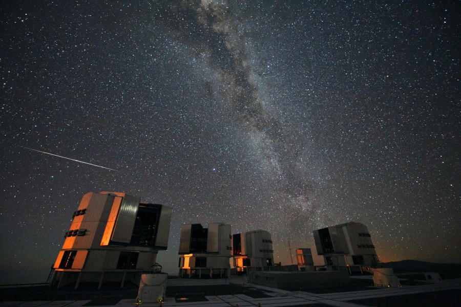 Perszeida hullócsillag a chilei Very Large Telescope fölött (Fotó: ESO/S. Guisard)
