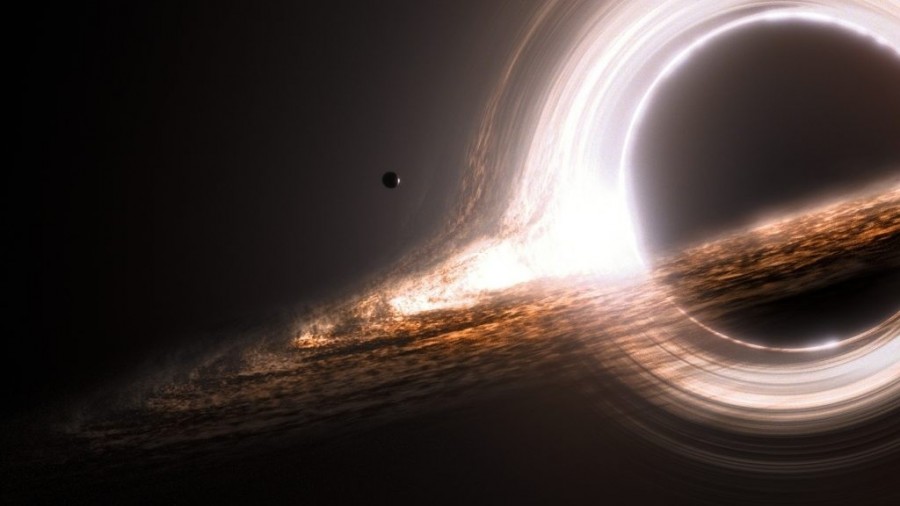 A Csillagok között c. filmben ábrázolt fekete lyuk, amelynek kinézetét elméleti fizikusok bevonásával alkották meg a filmvásznon