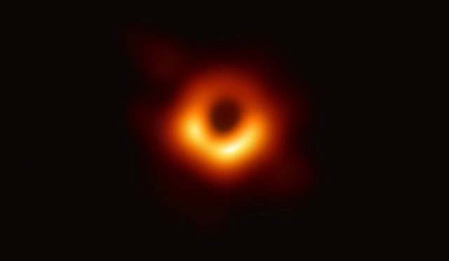 A cikkben említett fekete lyuk a Messier-87 óriásgalaxis közepén