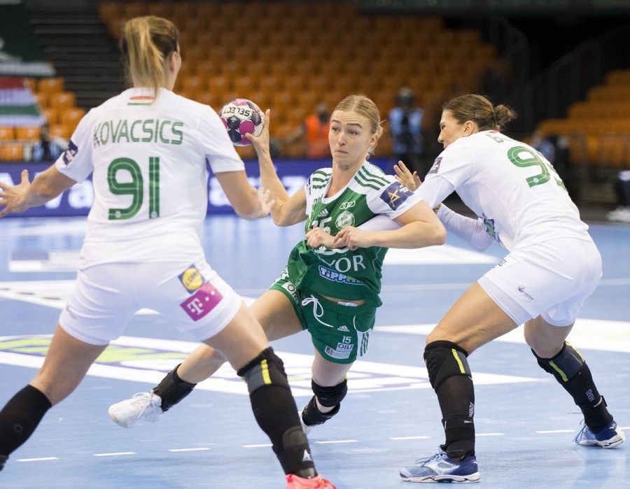 A győri Stine Bredal Oftedal (k), valamint Kovacsics Anikó (b) és Benke júlia (j), a Ferencváros játékosai a női kézilabda NB I Győri Audi ETO KC - FTC-Rail Cargo Hungaria mérkőzésén a győri Audi Arénában 2021. február 3-án. MTI/Krizsán Csaba