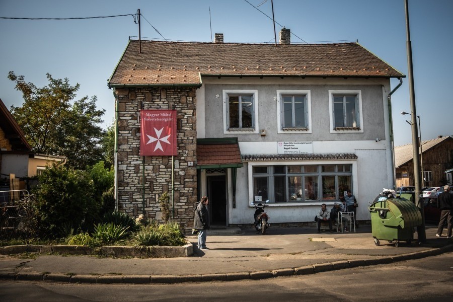 A Magyar Máltai Szeretetszolgálat Befogadás Háza a Jutasi úton a vasútállomás mellett