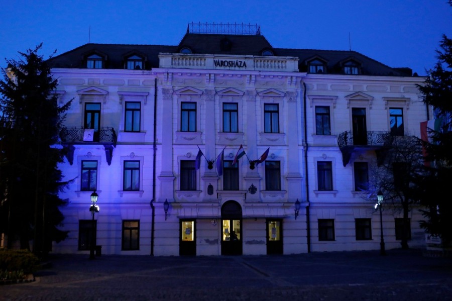 Veszprémben kékre festik a Városházát a világnap alkalmából