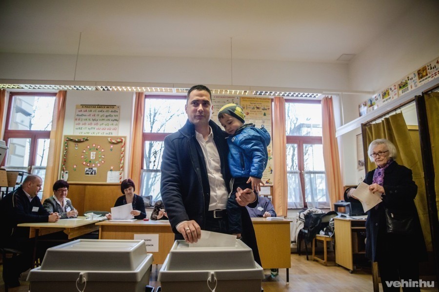 Ovádi Péter leadja a szavazatát a 2018-as választáson