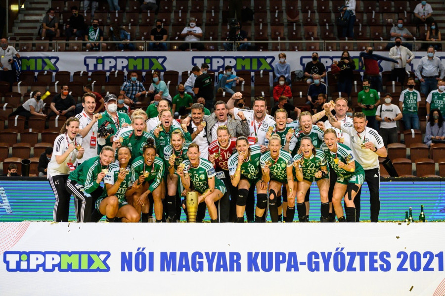 A női kézilabda magyar kupa győztese Győri Audi ETO KC játékosai a Veszprém Arénában 2021. május 16-án. A kupagyőztes Győri Audi ETO KC megvédte bajnoki címét. MTI/Vasvári Tamás