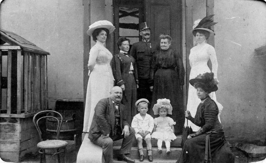 A felső sorban a Kocsuba-család tagjai, balról a negyedik Kocsuba Emil édesanyja. Az alsó sorban balról jobbra Kocsuba Emil, Kocsuba Elemér, Kocsuba Márta és Gludovácz Matild, 1908 körül Mohácson. #57153 Fotó: Fortepan / Karabélyos Péter